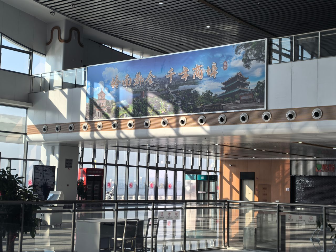 南玉高铁站内通道广告实景