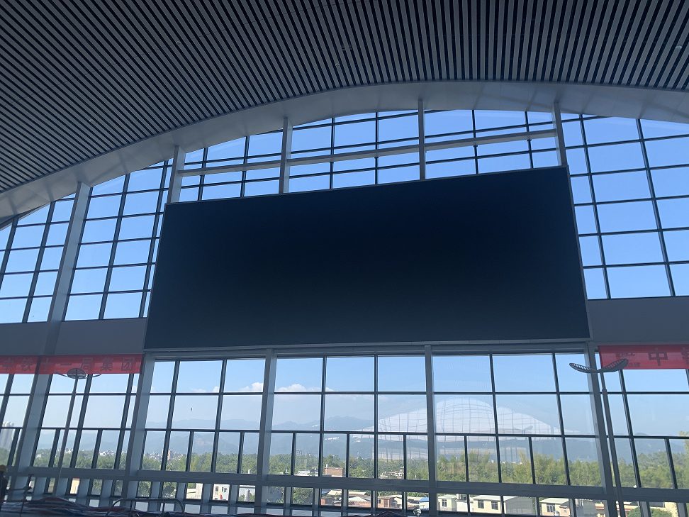 玉林北站候车厅LED大屏实景