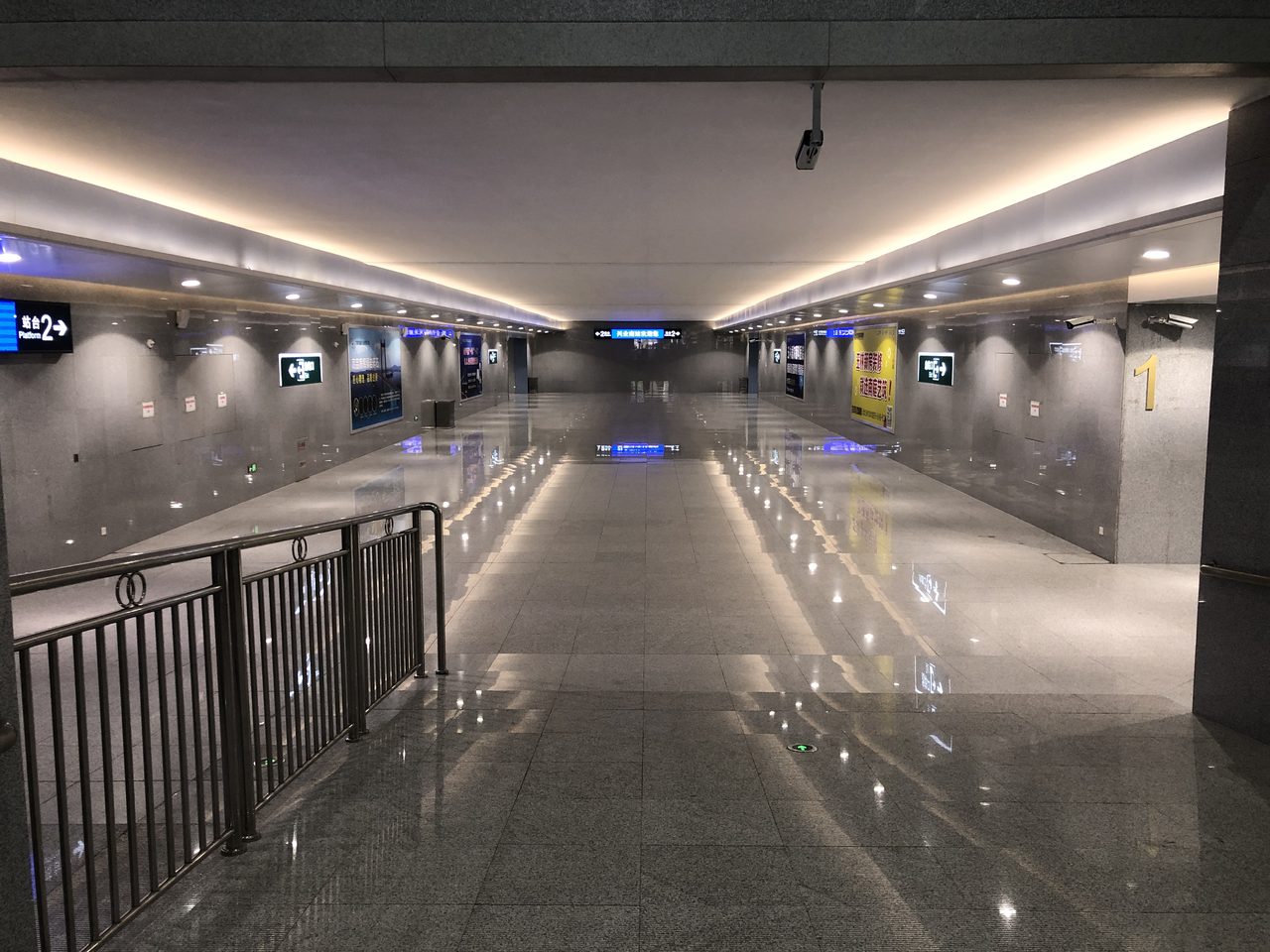 玉林北站通道灯箱实景