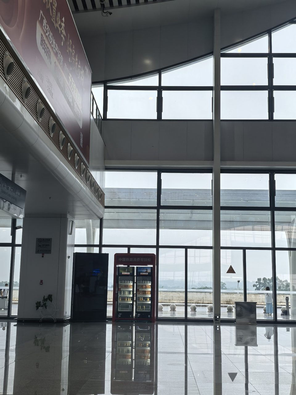 玉林北站安检后刷屏机实景